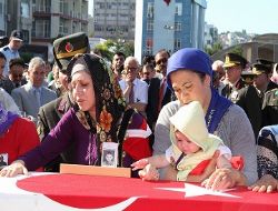 Şehit eşinden milli duruş